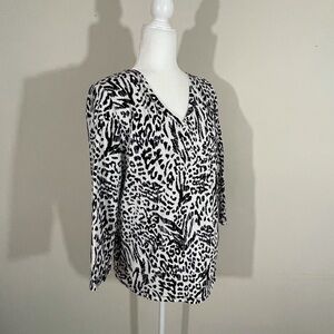 Rafaella sz lg top Vneck black / white print